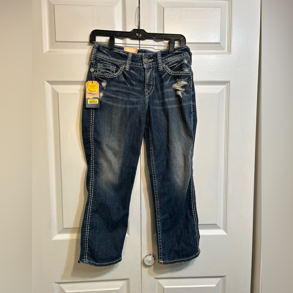 NWT Silver Size 27 Mid Rise Capri Jeans Medium Wash Embroidered Distressed Women